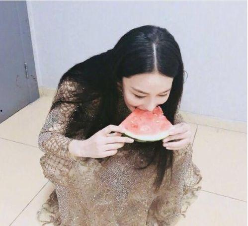 娱乐吃瓜酱穿搭视频